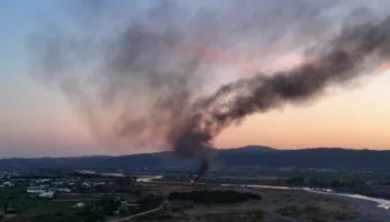 Tymi i zi mbulon zonën e ish-Kombinatit Metalurgjik në Elbasan, shkak djegia e gomave buzë lumit Shkumbin nga persona të paidentifikuar