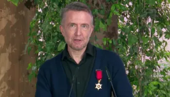 U dekorua nga Rama, Tedi Papavrami: Nuk e kam humbur kurrë lidhjen me Shqipërinë
