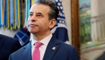 U përplas me Trump për shitjen e cigareve elektronike, presidenti amerikan shkarkon nga detyra komisionerin e Administratës së Ushqimit dhe Barnave