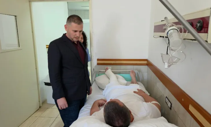 U plagos në Korçë gjatë operacionit antidrogë, Hita viziton në spital efektivin e plagosur: Misioni ka rrezikun e vet, keni përkrahjen time
