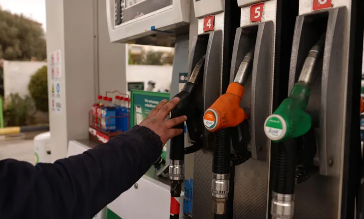 Ulen çmimet e karburanteve, nafta bie me 10 lekë, benzina shkon në 180 lekë/litër