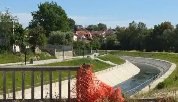 Ura “e harruar” në Fier/ Lidh dy skaje të qytetit, por është tërësisht e amortizuar dhe rrezikon qytetarët