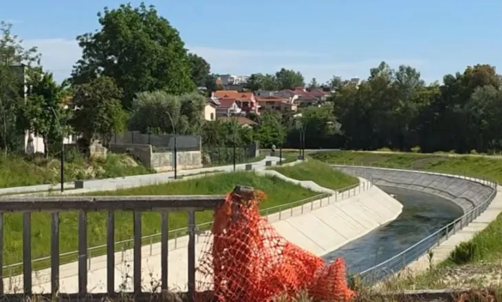 Ura “e harruar” në Fier/ Lidh dy skaje të qytetit, por është tërësisht e amortizuar dhe rrezikon qytetarët