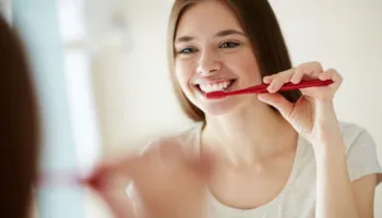Ushqimet që dëmtojnë dhëmbët – kujdesi që nis nga dieta e përditshme