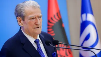 “Vala e opozitës nuk do të ndalet”/ Tubimi përpara Kryeministrisë, Berisha: Protestat janë zëri më i fuqishëm i shqiptarëve dinjitozë