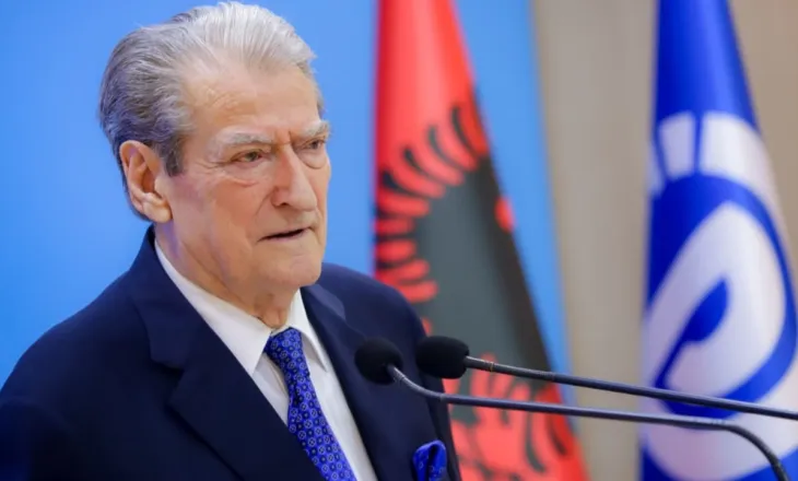 “Vala e opozitës nuk do të ndalet”/ Tubimi përpara Kryeministrisë, Berisha: Protestat janë zëri më i fuqishëm i shqiptarëve dinjitozë