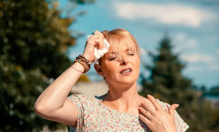 Vala e të nxehtit ndikon edhe në psikikë, psikologu shpjegon se pse bëhemi më nervozë gjatë vapës