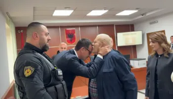 Veliaj në seancë ndaj Dados, Robert Ndrenika puth në ballë kryebashkiakun: Ç’të mbeti, vij e bëj unë