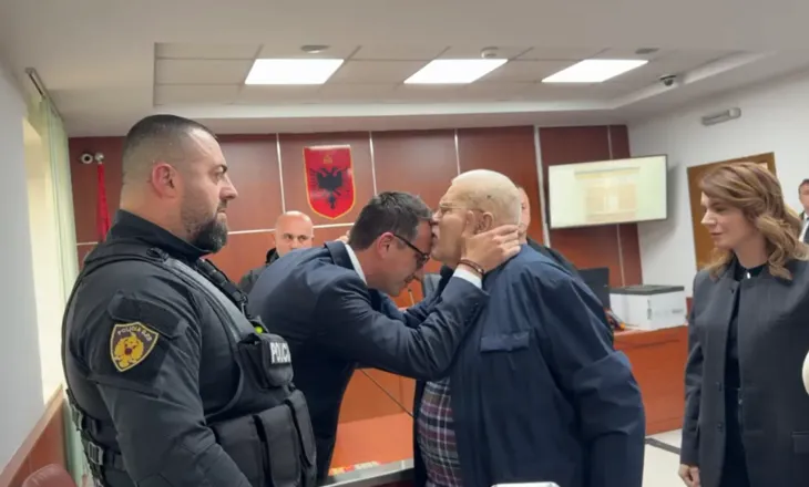 Veliaj në seancë ndaj Dados, Robert Ndrenika puth në ballë kryebashkiakun: Ç’të mbeti, vij e bëj unë