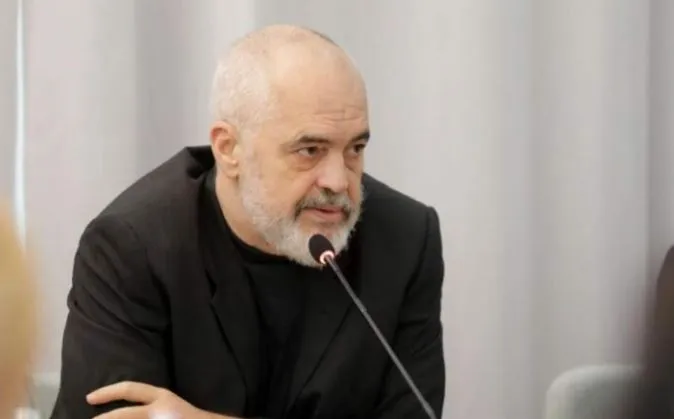 “Velipoja po zhvatet”/ Ish-kryebashkiaku socialist “fundos” Ramën: Qeveria merr miliona, qytetarët s’shohin asgjë