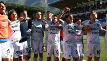 Venezia ngjitet në Serie A, Frosinone dhe Monza garojnë në 90-minutëshin e fundit për elitën e futbollit italian.