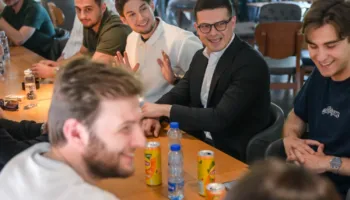 Vengu takon studentët shqiptarë në Tetovë, mbështet protestat për provimet në gjuhën shqipe