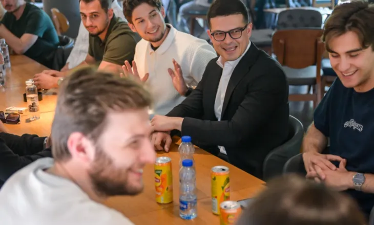 Vengu takon studentët shqiptarë në Tetovë, mbështet protestat për provimet në gjuhën shqipe