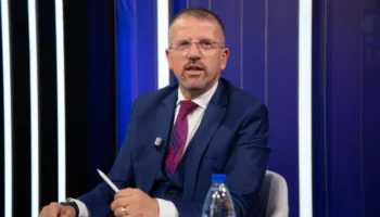“Vepruan vetëm kur u erdhi halli në oborrin e vet”/  Beçi për arrestimet: Prangosen njerëz sipas fushatave të qeverisë