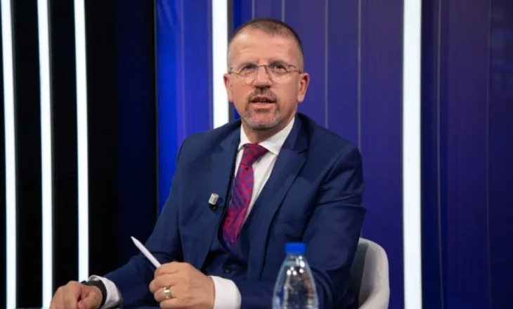 “Vepruan vetëm kur u erdhi halli në oborrin e vet”/  Beçi për arrestimet: Prangosen njerëz sipas fushatave të qeverisë