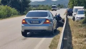 Video/ Aksident në aksin Lushnjë-Berat, makina përplaset me motorin e turistëve, dy të lënduar