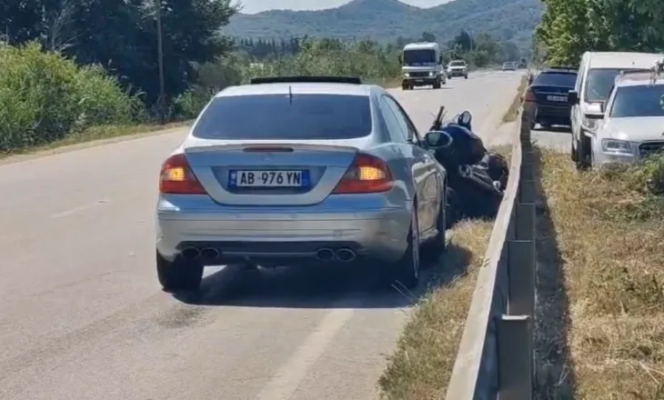 Video/ Aksident në aksin Lushnjë-Berat, makina përplaset me motorin e turistëve, dy të lënduar