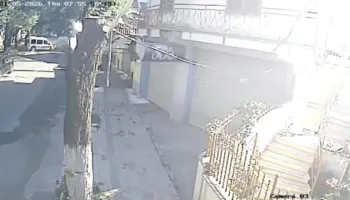 Video/ Aksidenti i frikshëm në Shkodër, momenti kur dy automjetet përplasen me njëri-tjetrin. Humb jetën 50-vjeçari që lëvizte më biçikletë