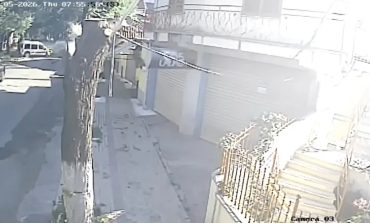 Video/ Aksidenti i frikshëm në Shkodër, momenti kur dy automjetet përplasen me njëri-tjetrin. Humb jetën 50-vjeçari që lëvizte më biçikletë