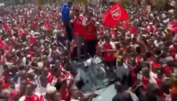 VIDEO/ Arsenal, kampion i Anglisë pas 22 vitesh, çfarë feste edhe në rrugët e Kenias