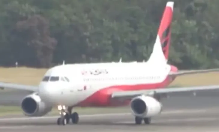 VIDEO/ Avioni i ‘Air Albania’ përfundon në Moskë, gazeta zvicerane: Ja si po anashkalohen sanksionet perëndimore