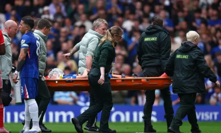 Video/ Dëmtim horror, talenti i Chelsea-t largohet nga fusha me maskë oksigjeni pas përplasjes së frikshme në zonë