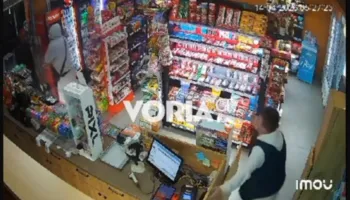 VIDEO/ Grabitësit futen në dyqan, pronari shqiptar i ndjek me shkop bejsbolli: Hajde këtu të q…