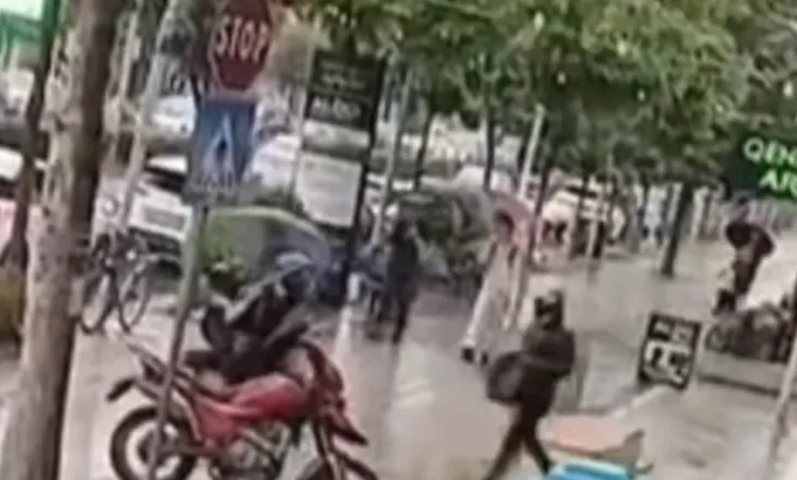 VIDEO/ Ja momenti kur grabitet argjendaria në Kamëz, autorët ikin me çantën e mbushur me bizhuteri