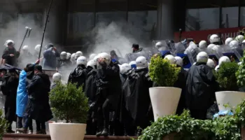 Video/ Kaos në Ankara! Policia turke hedh gaz lotsjellës në selinë e partisë opozitare, kërkon largimin e drejtuesve të shkarkuar të saj
