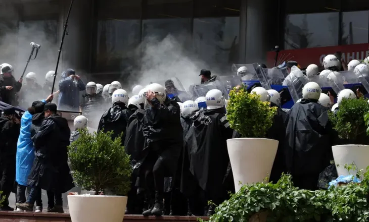 Video/ Kaos në Ankara! Policia turke hedh gaz lotsjellës në selinë e partisë opozitare, kërkon largimin e drejtuesve të shkarkuar të saj