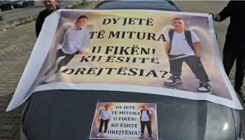 VIDEO – ‘Ku është drejtësia…?’/ Vdekja e dy fëmijëve në Spitallë, ngrihen në protestë banorët e zonës