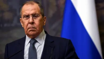 VIDEO/ Lavrov kërcënon gazetarin: Nëse nuk e dorëzon telefonin, sigurimi do nxjerrë armën!