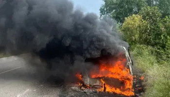 VIDEO/ Makina shkrumbohet totalisht përgjatë aksit Berat-Lushnjë, shpëtojnë mrekullisht tre persona