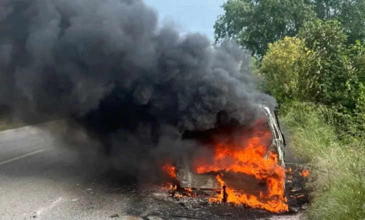 VIDEO/ Makina shkrumbohet totalisht përgjatë aksit Berat-Lushnjë, shpëtojnë mrekullisht tre persona