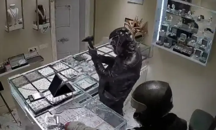 VIDEO/ Me çekiç dhe kallashnikov, hajdutët thyejnë xhamat e argjendarisë dhe grabisin çdo gjë