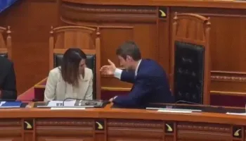 VIDEO/ Ministri Hoxha ulet te vendin Ramës në Kuvend, i thonë të çohet menjëherë