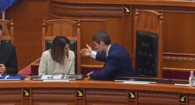 VIDEO/ Ministri Hoxha ulet te vendin Ramës në Kuvend, i thonë të çohet menjëherë