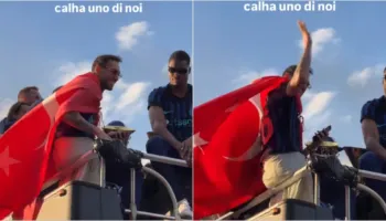 Video/ Momenti epik gjatë festimeve të titullit të Interit, Calhanoglu ‘flak’ nga autobusi fanellën e Milanit
