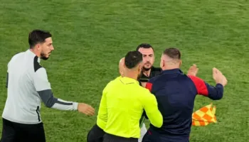 Video/ Nuk është “Arena Kombetare” e boksit, por e futbollit, Gurishta godet me grushta Aleksin, Vllaznia humb titullin dhe toruan!