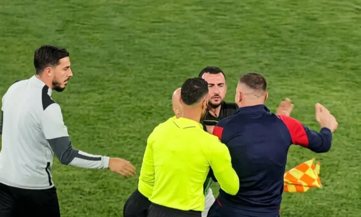 Video/ Nuk është “Arena Kombetare” e boksit, por e futbollit, Gurishta godet me grushta Aleksin, Vllaznia humb titullin dhe toruan!