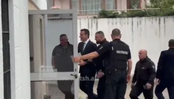 VIDEO / Padia kundër prokurorit Dado, Veliaj mbërrin në Gjykatë i shoqëruar nga efektivët e Burgjeve