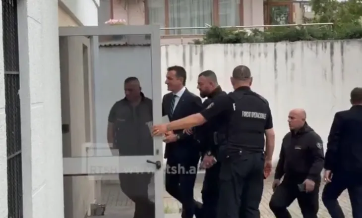 VIDEO / Padia kundër prokurorit Dado, Veliaj mbërrin në Gjykatë i shoqëruar nga efektivët e Burgjeve