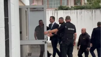 VIDEO/ Padia ndaj prokurorit Dado – Me pranga në duar, Veliaj mbërrin në Gjykatën Administrative