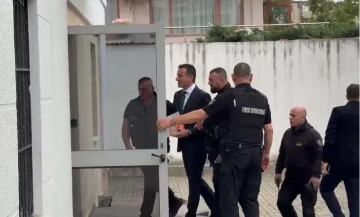 VIDEO/ Padia ndaj prokurorit Dado – Me pranga në duar, Veliaj mbërrin në Gjykatën Administrative