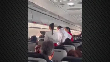 VIDEO/ Panik në ajër, pasagjerët qajnë dhe luten pas dy uljeve të dështuara të avionit