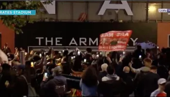 VIDEO/ Pas ‘dhuratës’ së Manchester City, qindra tifozë të Arsenalit festuan titullin e Premier Leagues rreth Emirates Stadium
