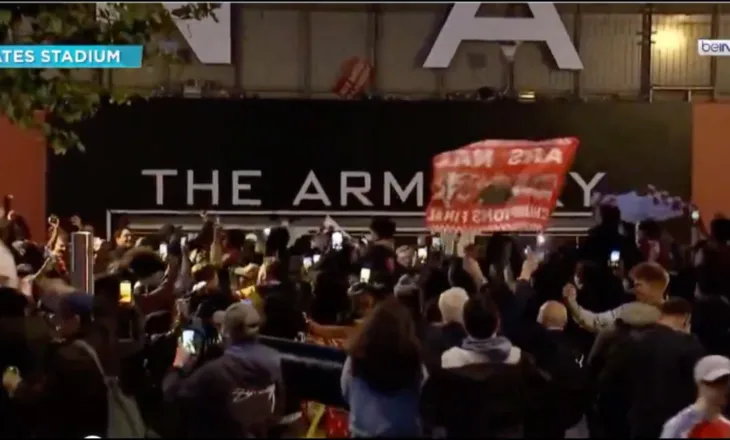VIDEO/ Pas ‘dhuratës’ së Manchester City, qindra tifozë të Arsenalit festuan titullin e Premier Leagues rreth Emirates Stadium