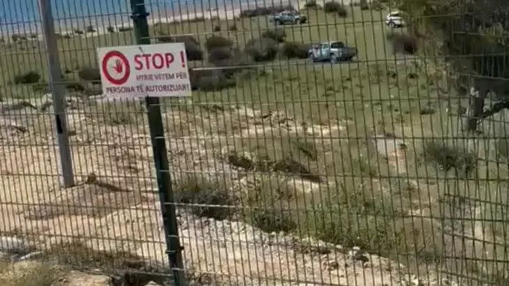 VIDEO/ Pas incidentit të dhunshëm në Zvërnec, hiqet teli me gjemba nga rrethimi i kantierit