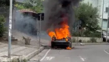 Video/ Përfshihet nga flakët një makinë në Tiranë
