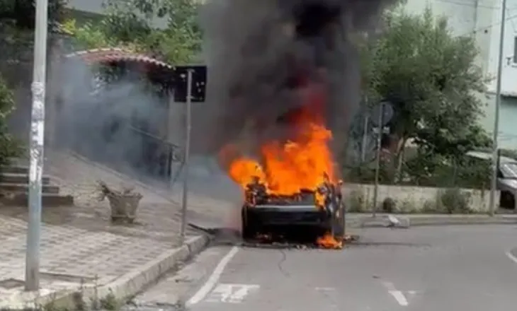 Video/ Përfshihet nga flakët një makinë në Tiranë